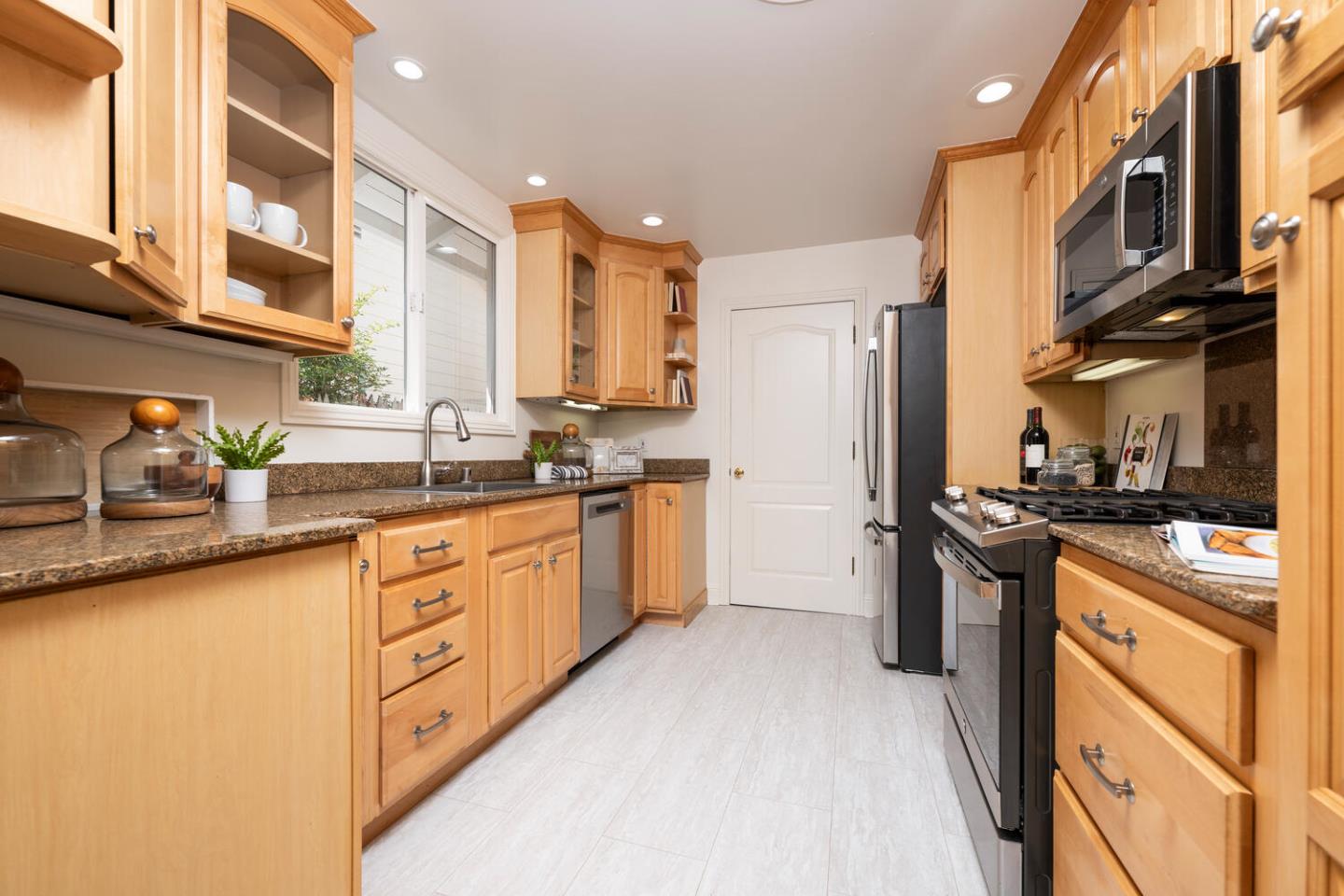 Detail Gallery Image 17 of 38 For 1701 Francis Ct, Belmont,  CA 94002 - 3 Beds | 2 Baths