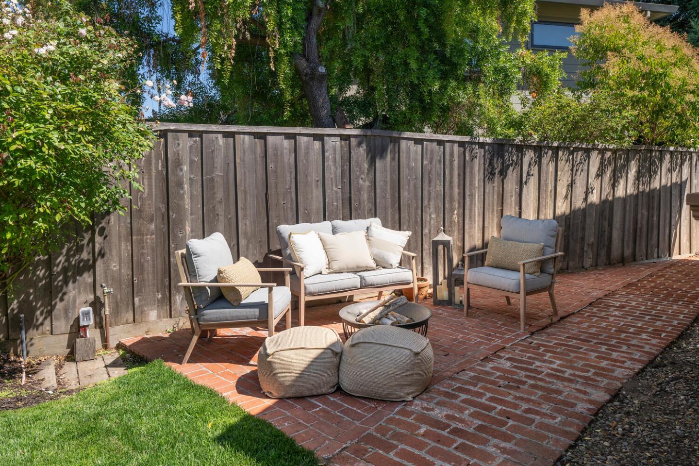 Detail Gallery Image 7 of 38 For 1701 Francis Ct, Belmont,  CA 94002 - 3 Beds | 2 Baths