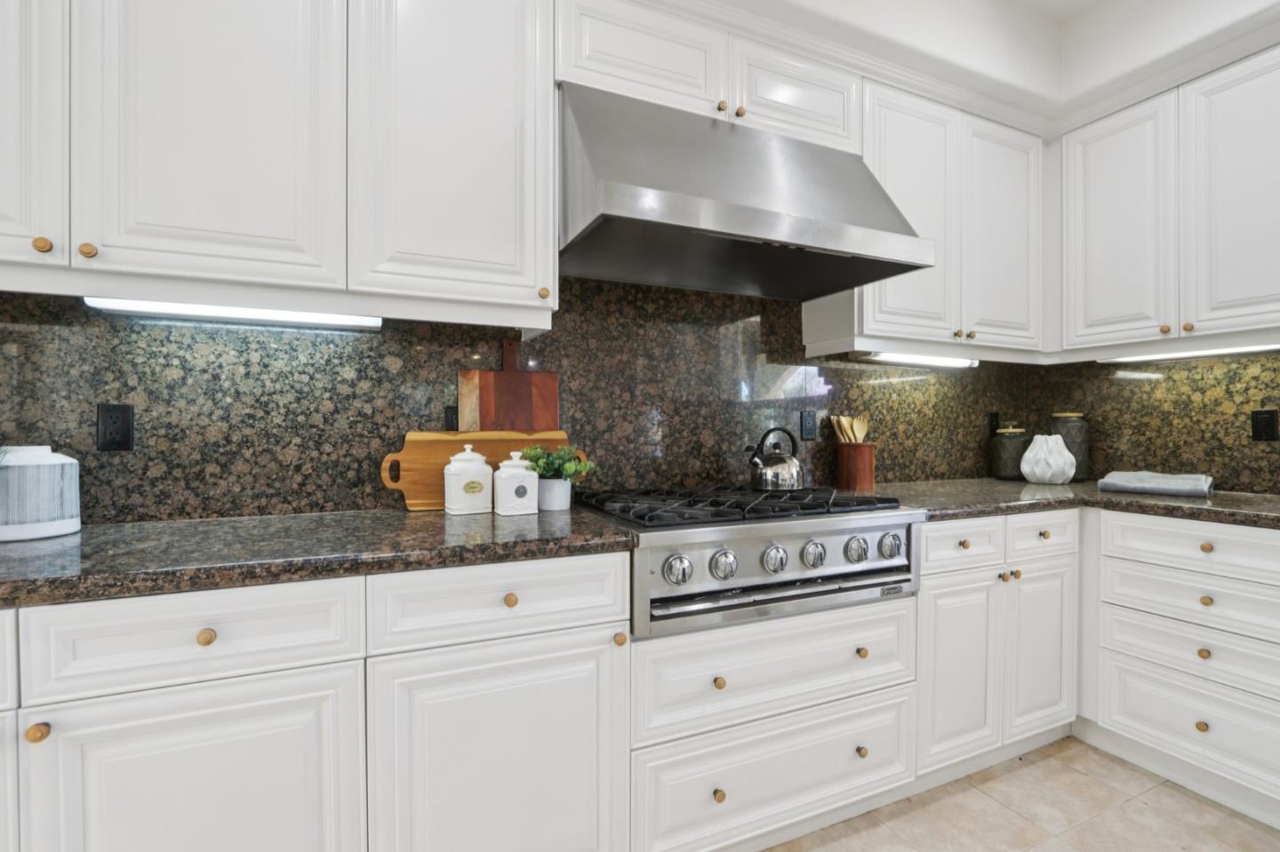 Detail Gallery Image 12 of 112 For 2180 Bellington Ct, San Jose,  CA 95138 - 5 Beds | 3/1 Baths