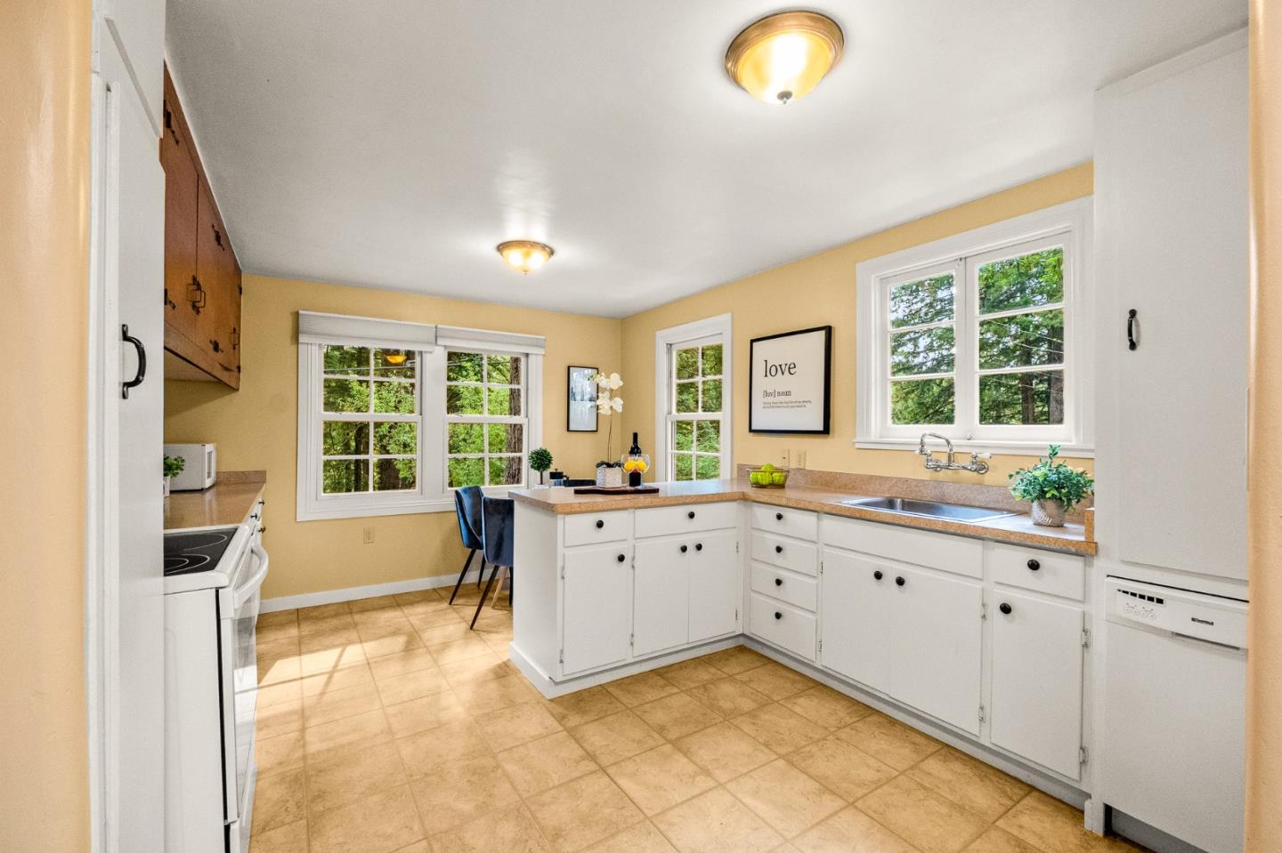 Detail Gallery Image 2 of 22 For 121 Skylonda Dr, Redwood City,  CA 94062 - 2 Beds | 1 Baths