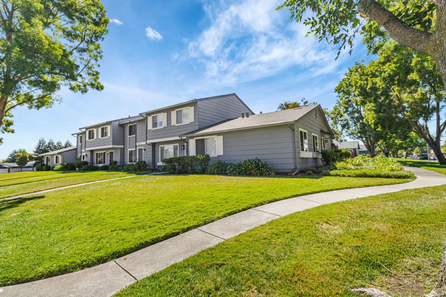 Detail Gallery Image 4 of 44 For 1981 Monterey Dr, Livermore,  CA 94551 - 4 Beds | 2/1 Baths