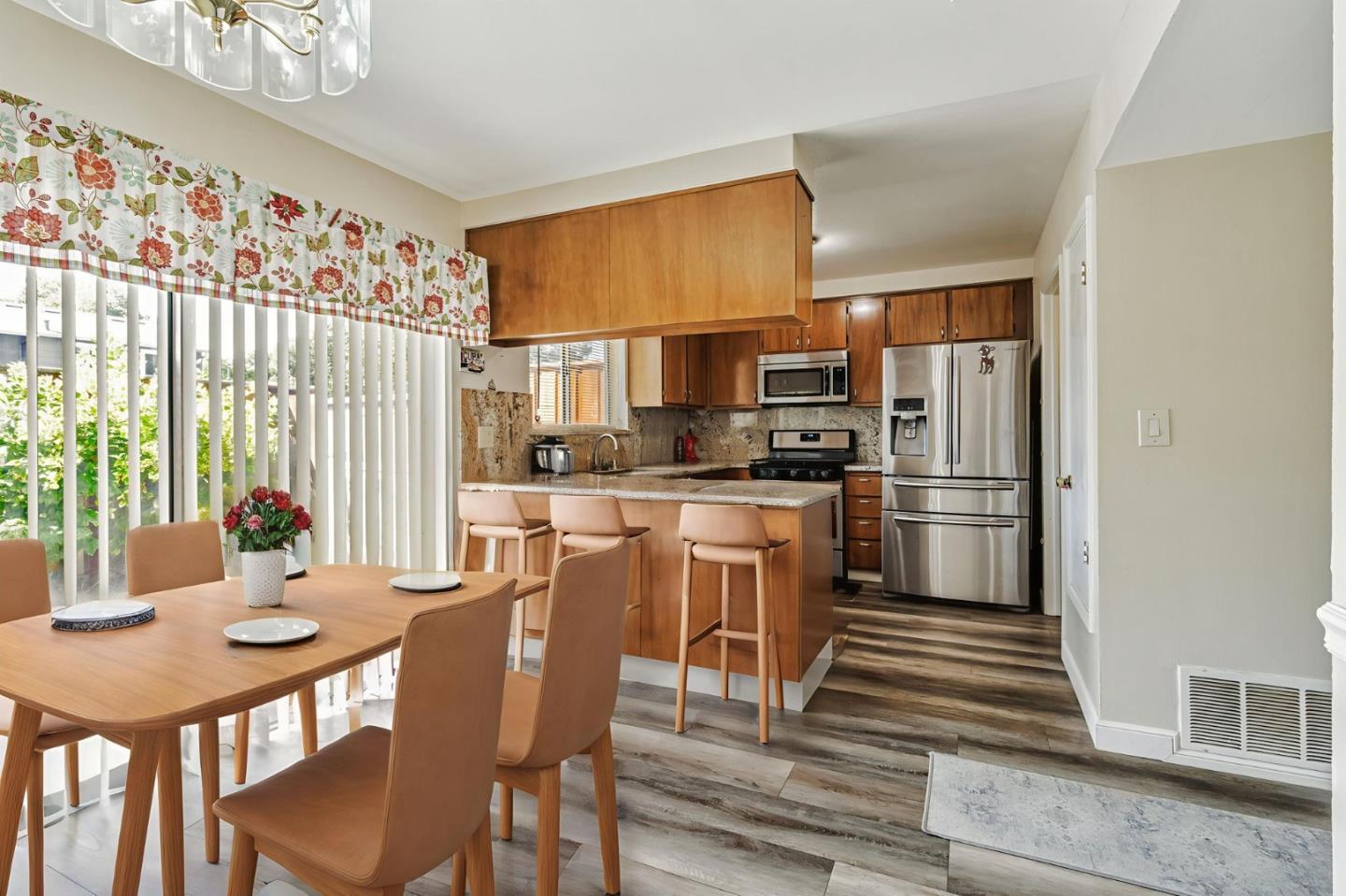 Detail Gallery Image 9 of 44 For 1981 Monterey Dr, Livermore,  CA 94551 - 4 Beds | 2/1 Baths