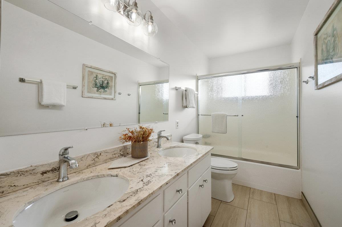 Detail Gallery Image 18 of 41 For 422 Santa Maria Ave, El Granada,  CA 94018 - 4 Beds | 3 Baths