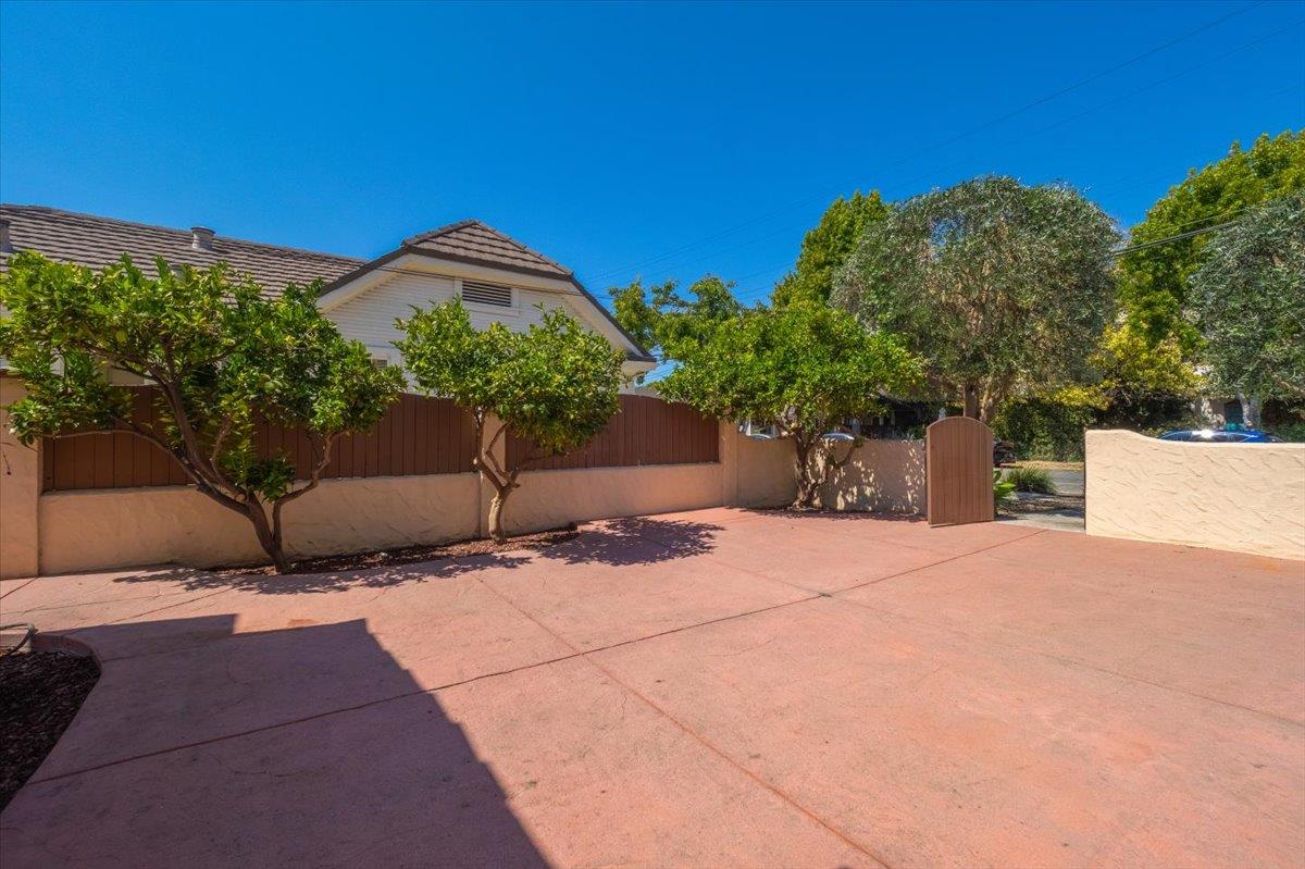 Detail Gallery Image 14 of 89 For 26 Willow St, Salinas,  CA 93901 - 4 Beds | 2 Baths