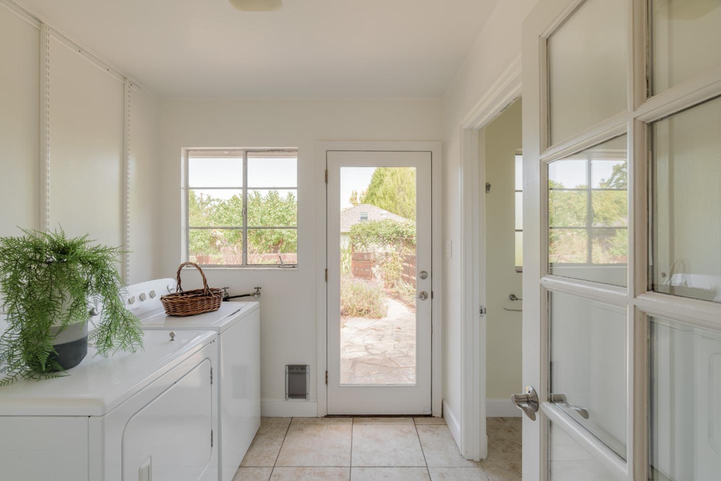 Detail Gallery Image 13 of 23 For 1409 Parkinson Ave, Palo Alto,  CA 94301 - 3 Beds | 2 Baths