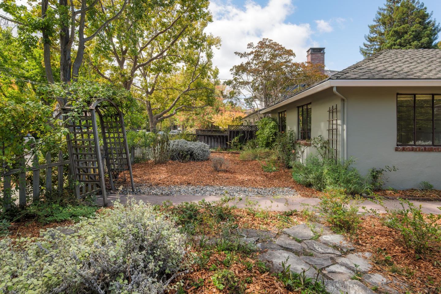 Detail Gallery Image 15 of 23 For 1409 Parkinson Ave, Palo Alto,  CA 94301 - 3 Beds | 2 Baths