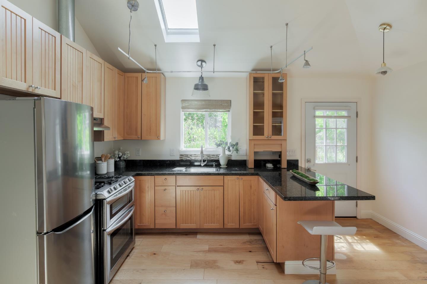 Detail Gallery Image 21 of 23 For 1409 Parkinson Ave, Palo Alto,  CA 94301 - 3 Beds | 2 Baths