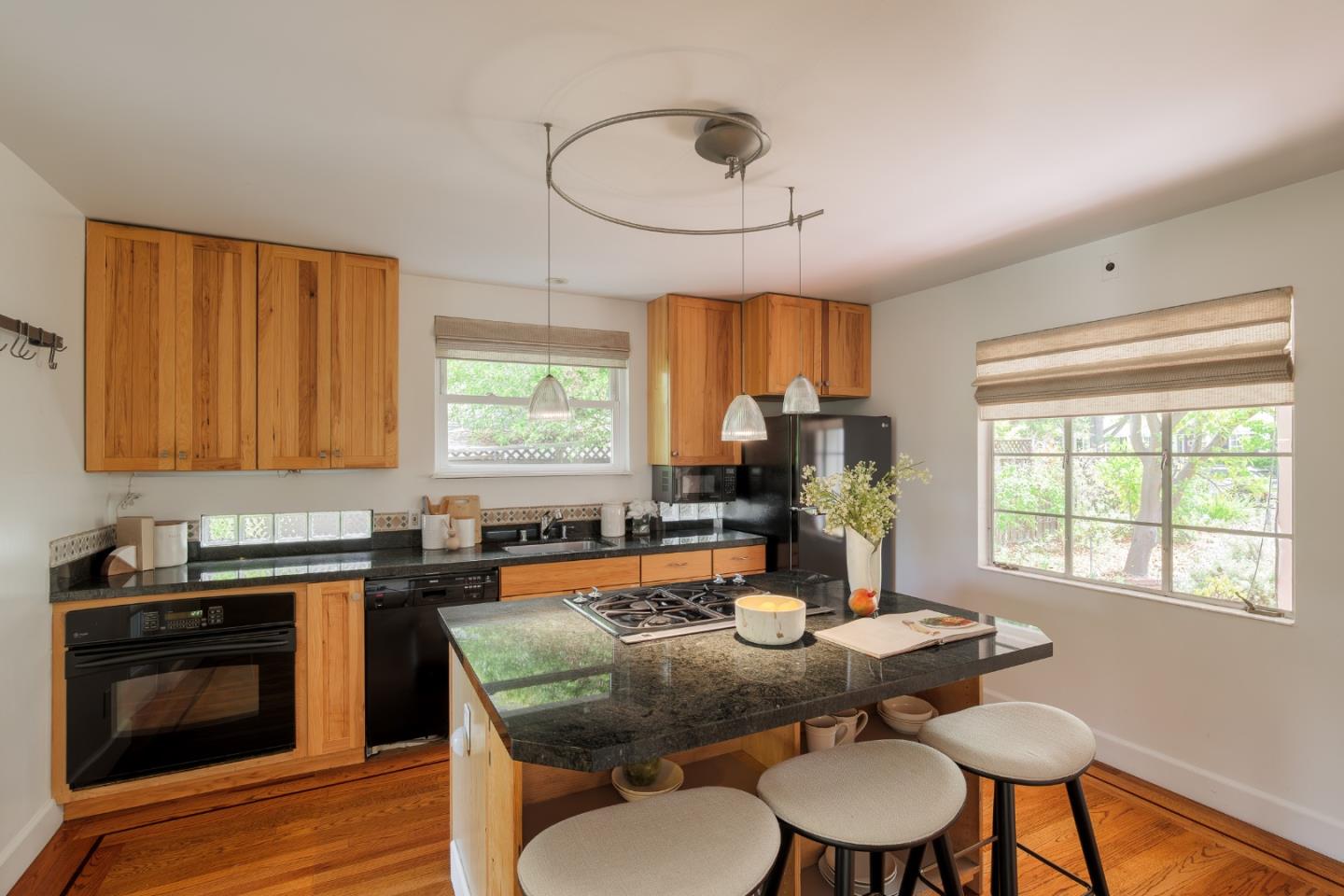 Detail Gallery Image 6 of 23 For 1409 Parkinson Ave, Palo Alto,  CA 94301 - 3 Beds | 2 Baths