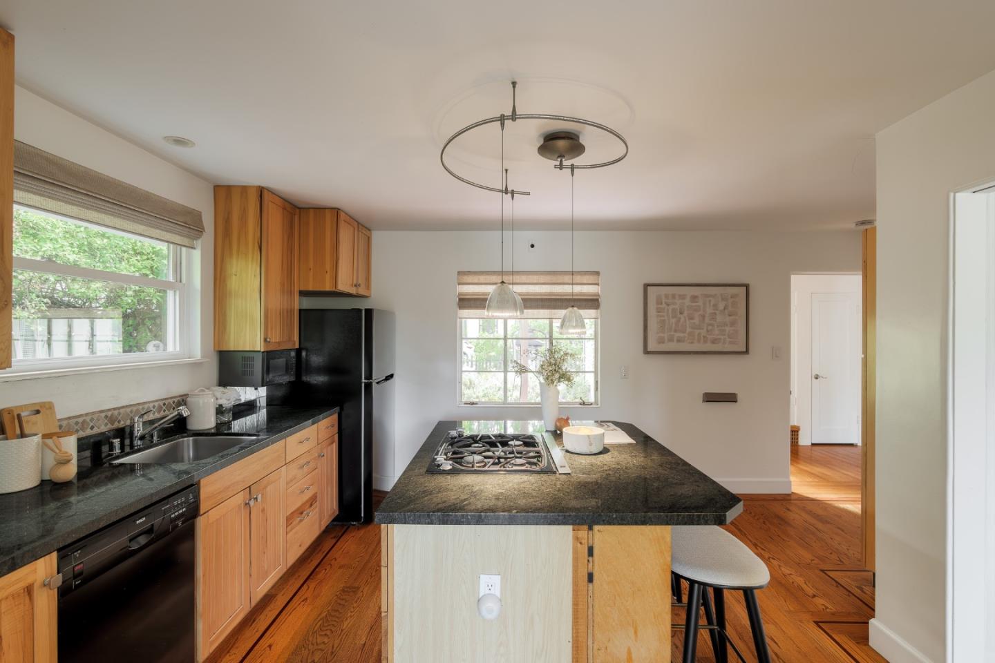 Detail Gallery Image 7 of 23 For 1409 Parkinson Ave, Palo Alto,  CA 94301 - 3 Beds | 2 Baths