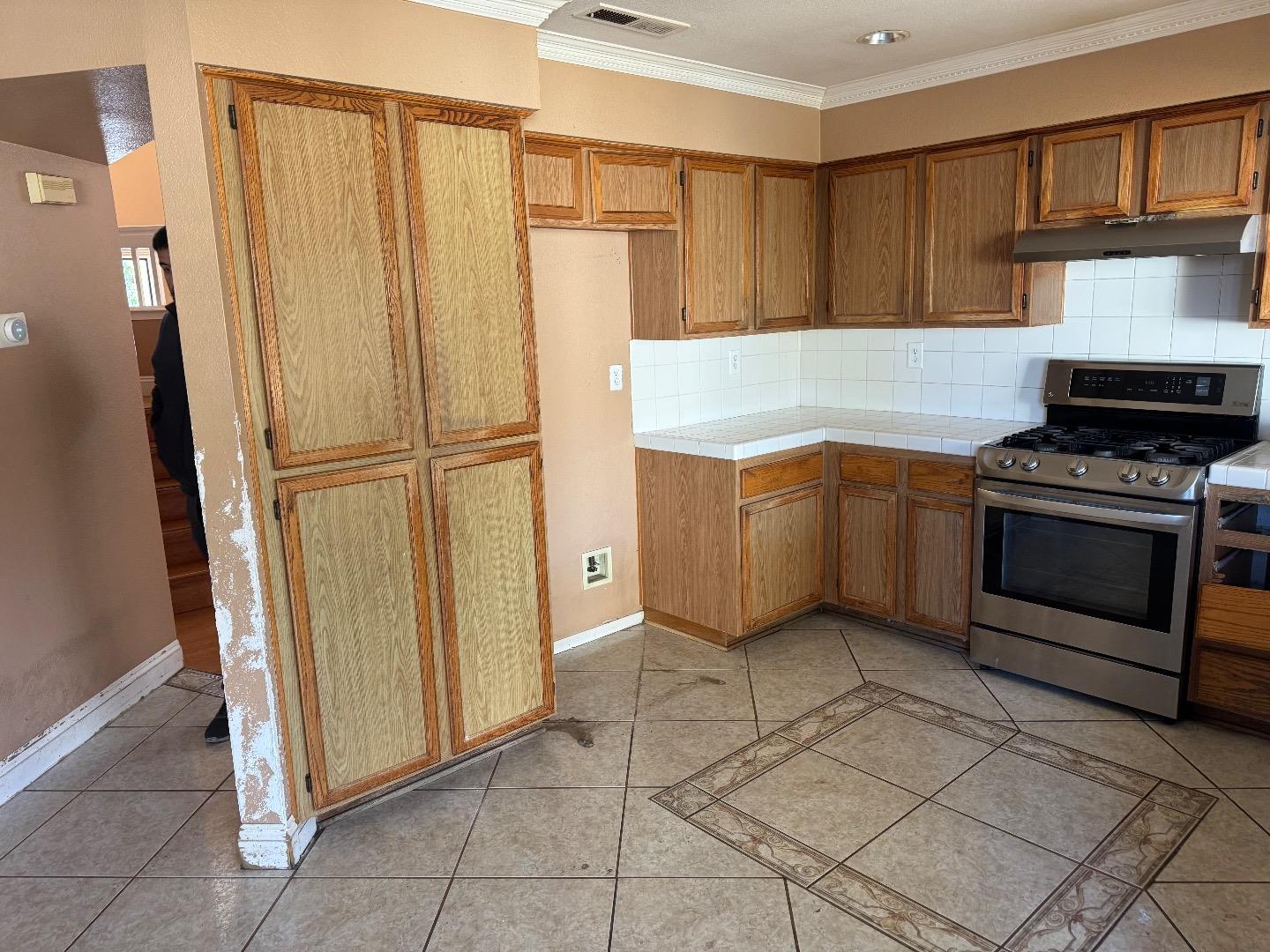Detail Gallery Image 4 of 7 For 1823 Broadway Dr, Salinas,  CA 93906 - 4 Beds | 2/1 Baths