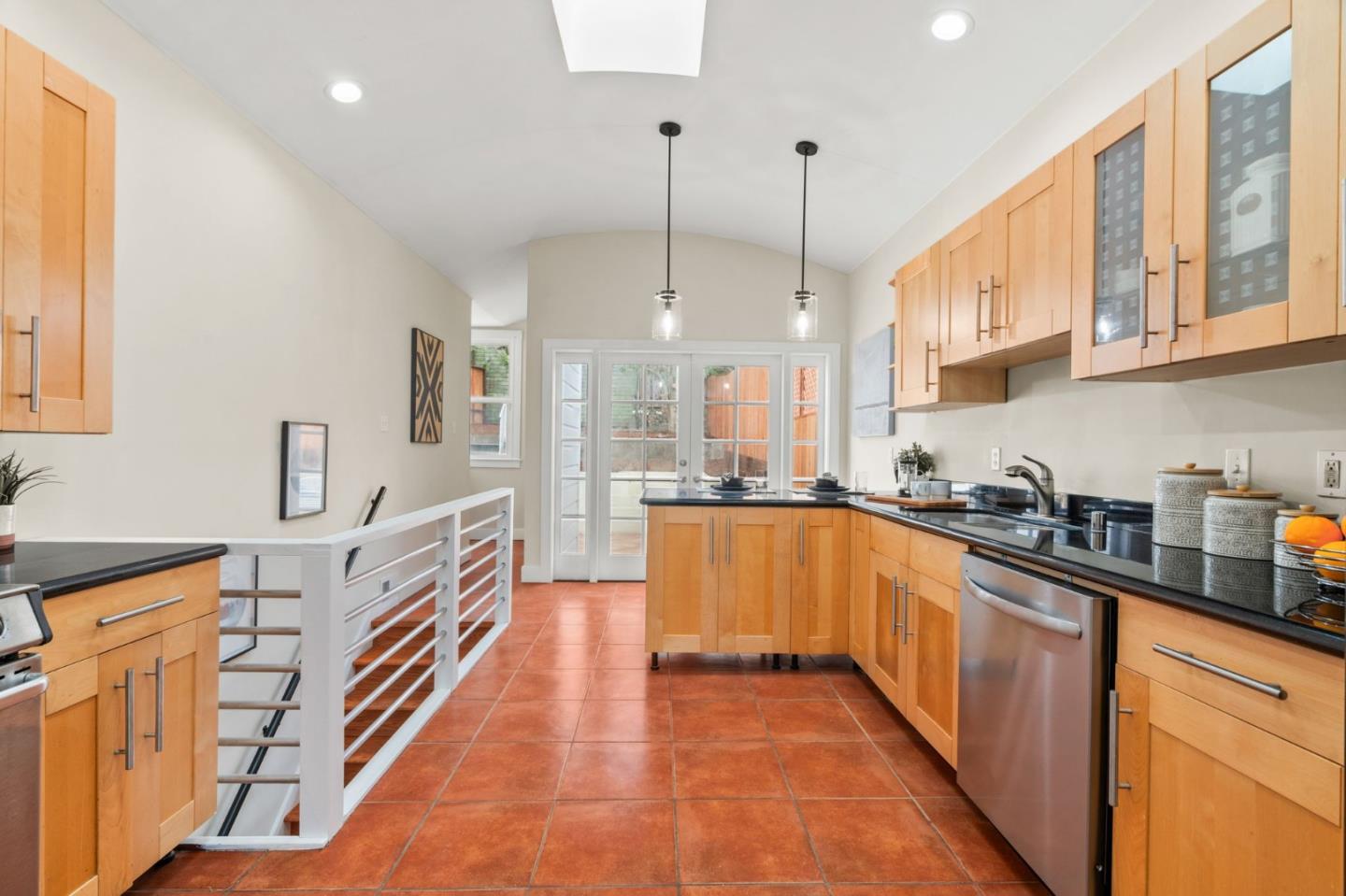 Detail Gallery Image 10 of 33 For 207 Edinburgh St, San Francisco,  CA 94112 - 2 Beds | 1 Baths
