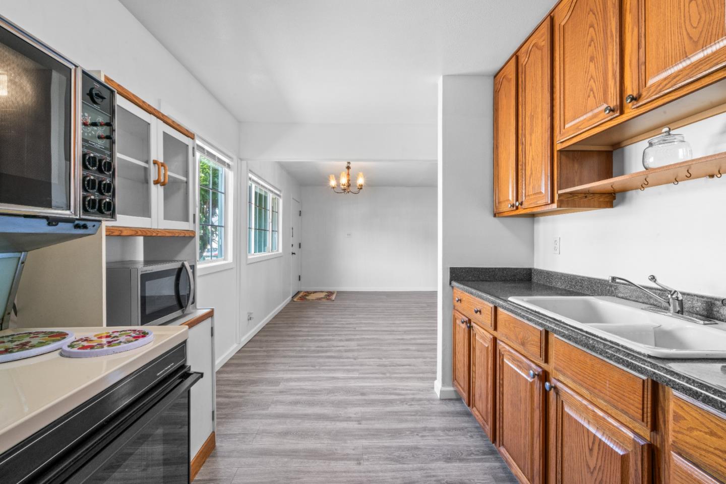 Detail Gallery Image 7 of 45 For 831 Byron Dr, South San Francisco,  CA 94080 - 4 Beds | 2 Baths