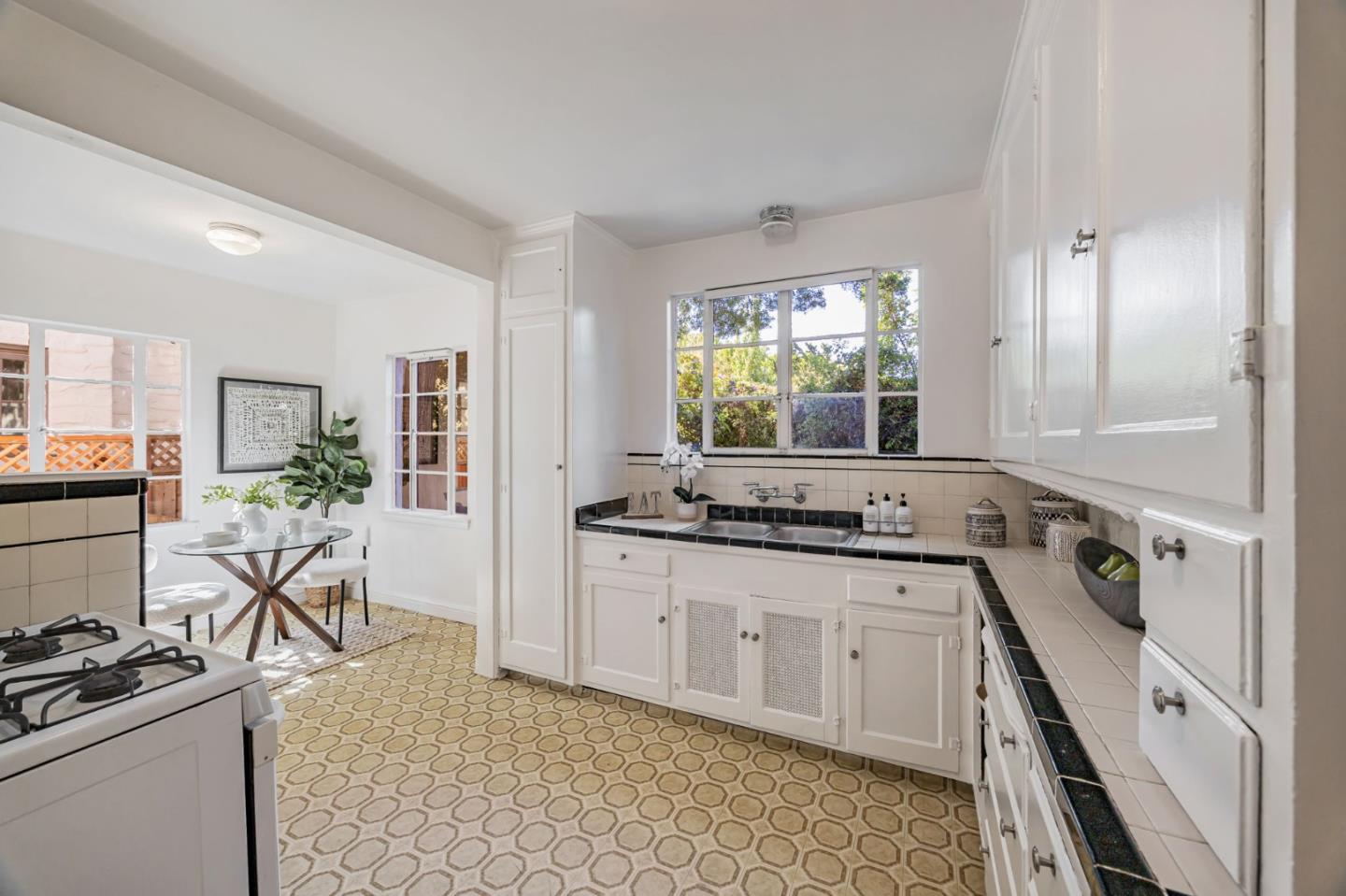 Detail Gallery Image 13 of 33 For 219 Dwight Rd, Burlingame,  CA 94010 - 2 Beds | 1 Baths