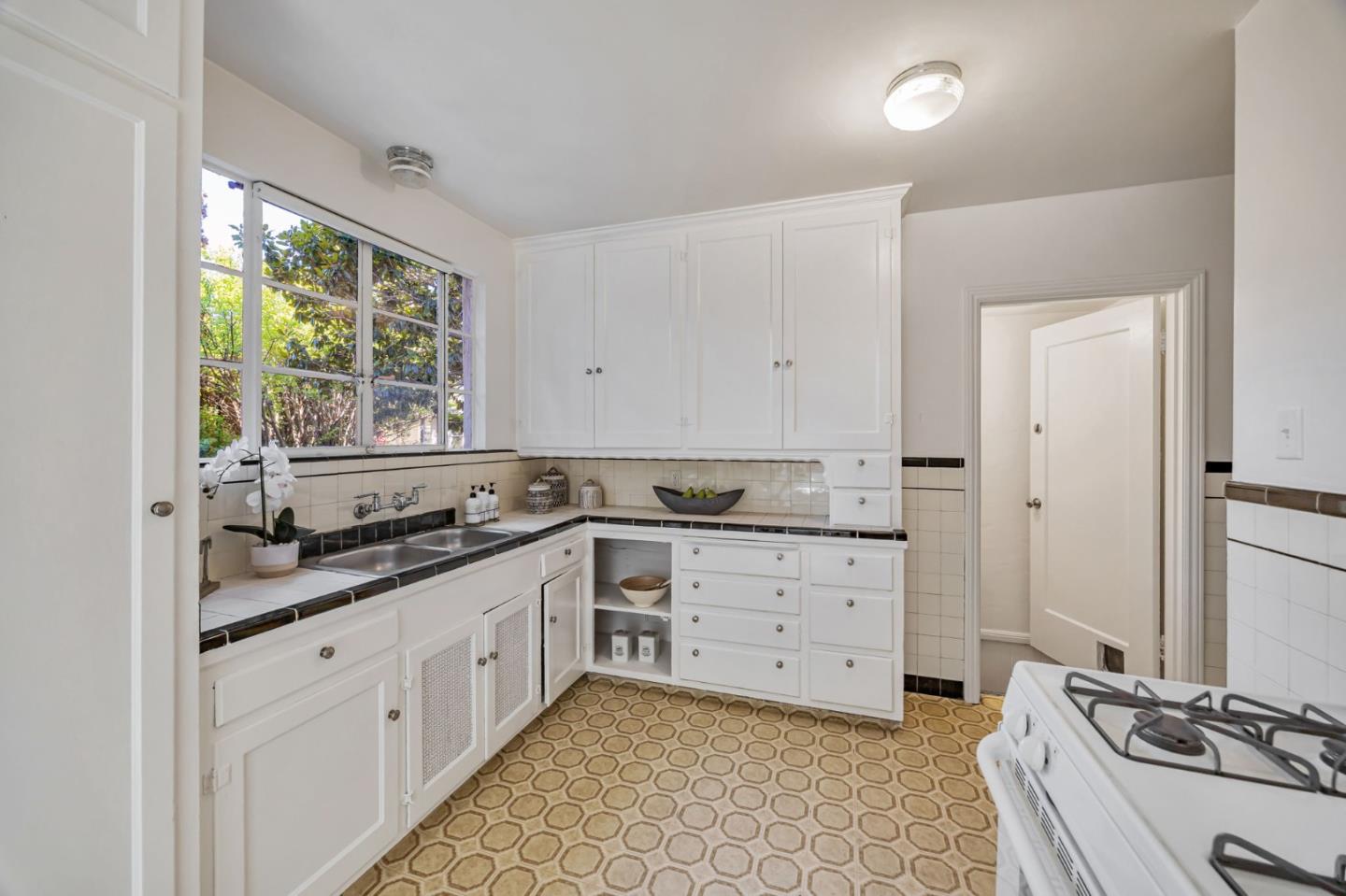 Detail Gallery Image 14 of 33 For 219 Dwight Rd, Burlingame,  CA 94010 - 2 Beds | 1 Baths