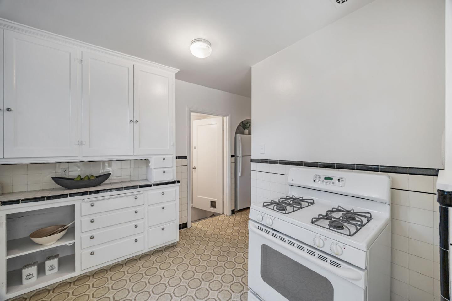 Detail Gallery Image 16 of 33 For 219 Dwight Rd, Burlingame,  CA 94010 - 2 Beds | 1 Baths