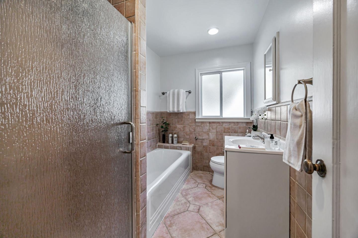 Detail Gallery Image 26 of 33 For 219 Dwight Rd, Burlingame,  CA 94010 - 2 Beds | 1 Baths