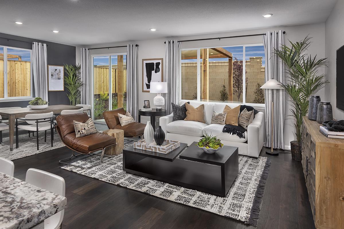 Detail Gallery Image 3 of 11 For 1920 Peony St, Hollister,  CA 95023 - 3 Beds | 2 Baths