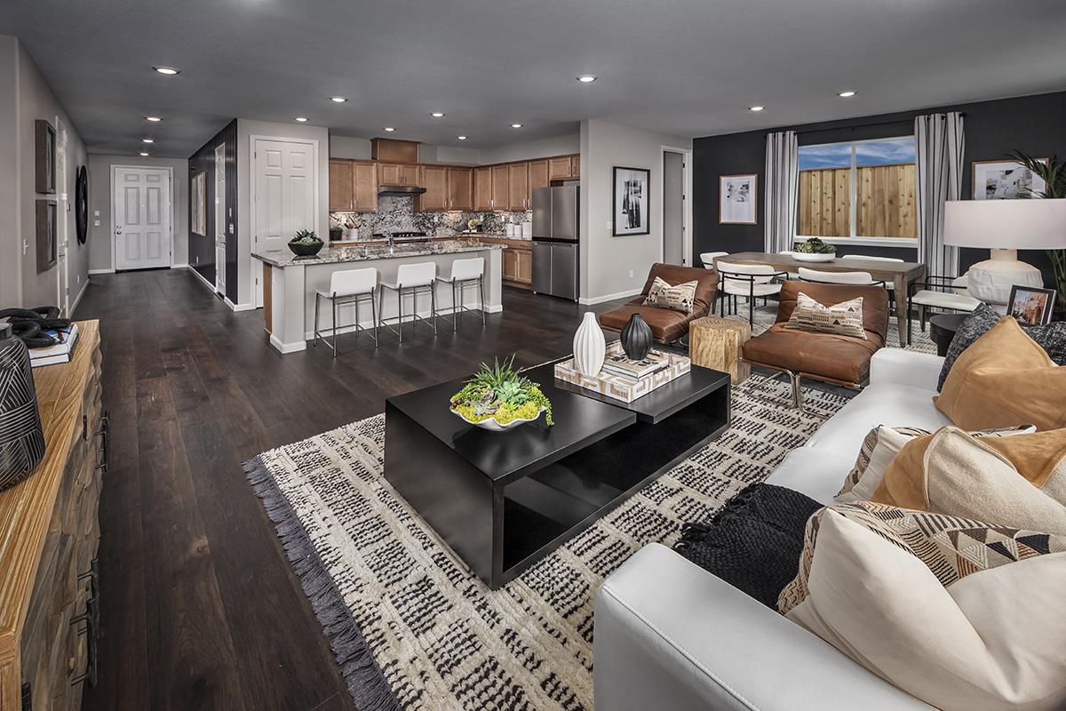 Detail Gallery Image 4 of 11 For 1920 Peony St, Hollister,  CA 95023 - 3 Beds | 2 Baths