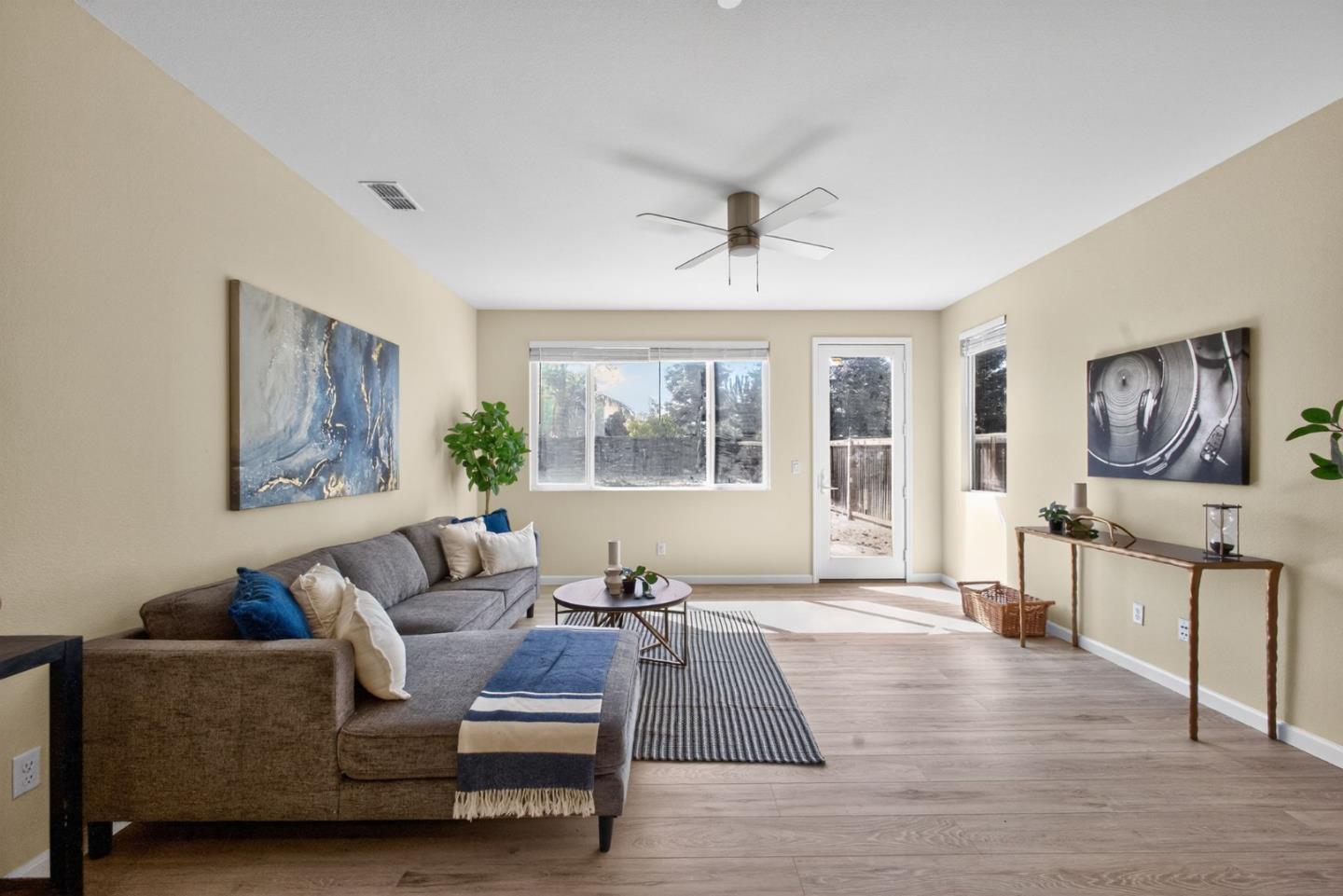 Detail Gallery Image 3 of 19 For 1455 Orgullo Ln, Manteca,  CA 95337 - 4 Beds | 3 Baths