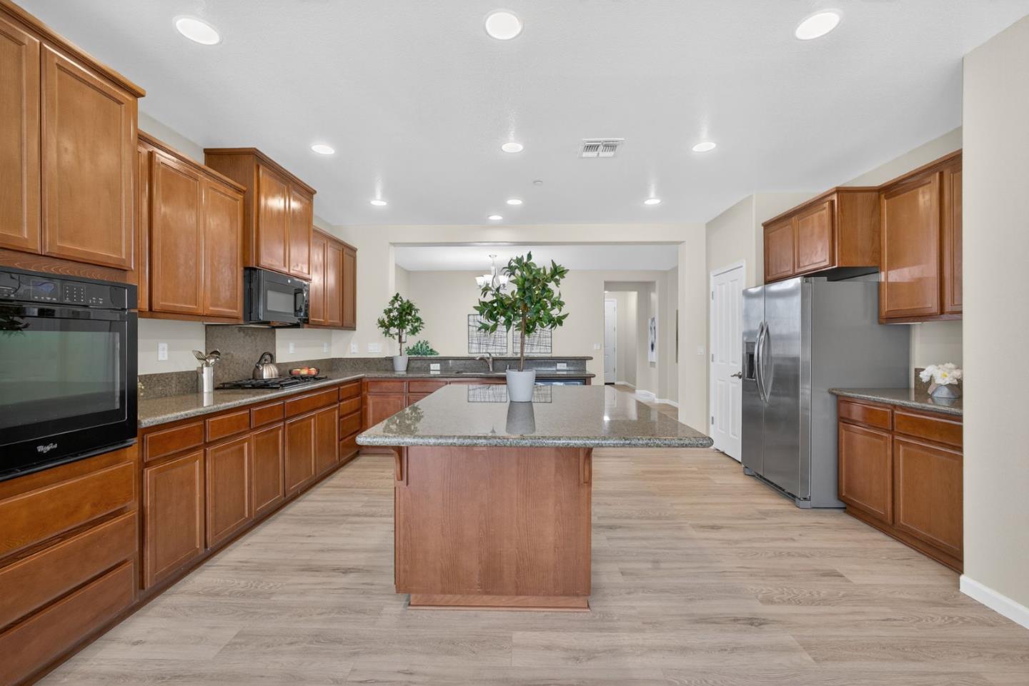 Detail Gallery Image 5 of 19 For 1455 Orgullo Ln, Manteca,  CA 95337 - 4 Beds | 3 Baths