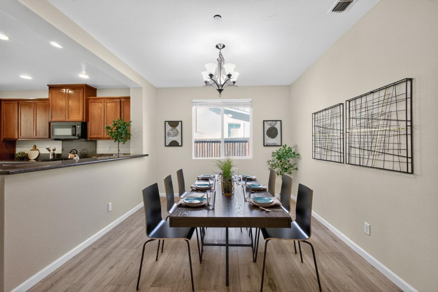 Detail Gallery Image 6 of 19 For 1455 Orgullo Ln, Manteca,  CA 95337 - 4 Beds | 3 Baths