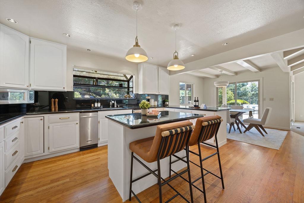Detail Gallery Image 6 of 28 For 16 Niner Ct, Redwood City,  CA 94062 - 4 Beds | 3 Baths