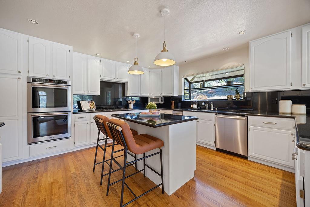 Detail Gallery Image 7 of 28 For 16 Niner Ct, Redwood City,  CA 94062 - 4 Beds | 3 Baths