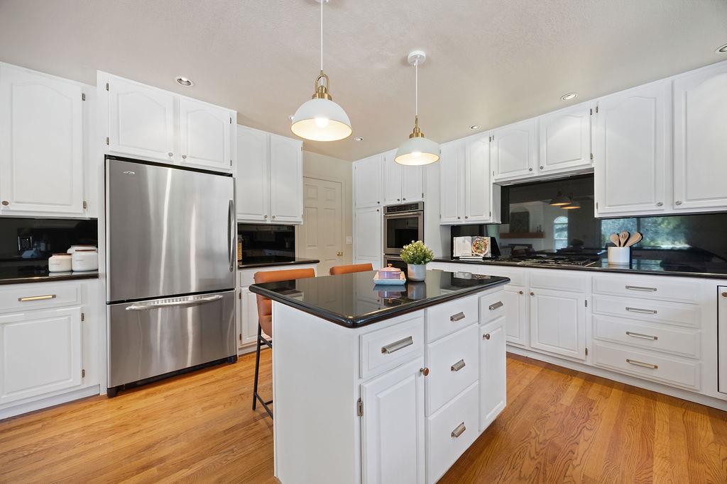 Detail Gallery Image 8 of 28 For 16 Niner Ct, Redwood City,  CA 94062 - 4 Beds | 3 Baths