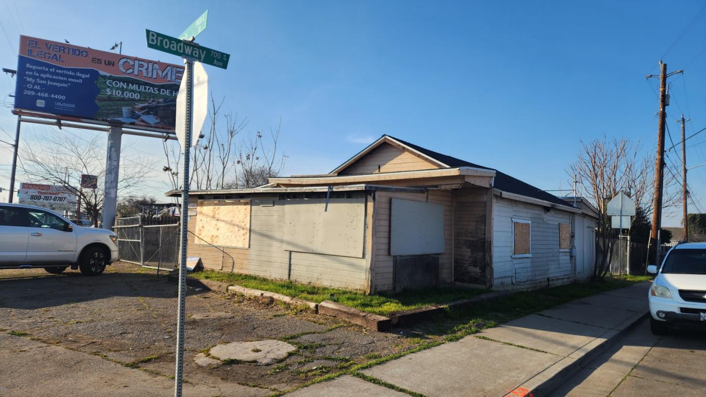 Detail Gallery Image 5 of 8 For 3439 E Main St, Stockton,  CA 95205 - 3 Beds | 2 Baths