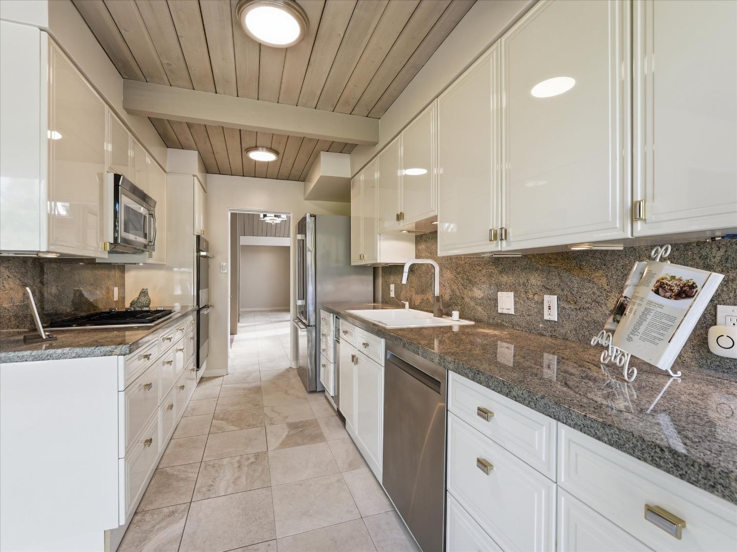 Detail Gallery Image 8 of 29 For 1121 Harriet St, Palo Alto,  CA 94301 - 4 Beds | 2/1 Baths