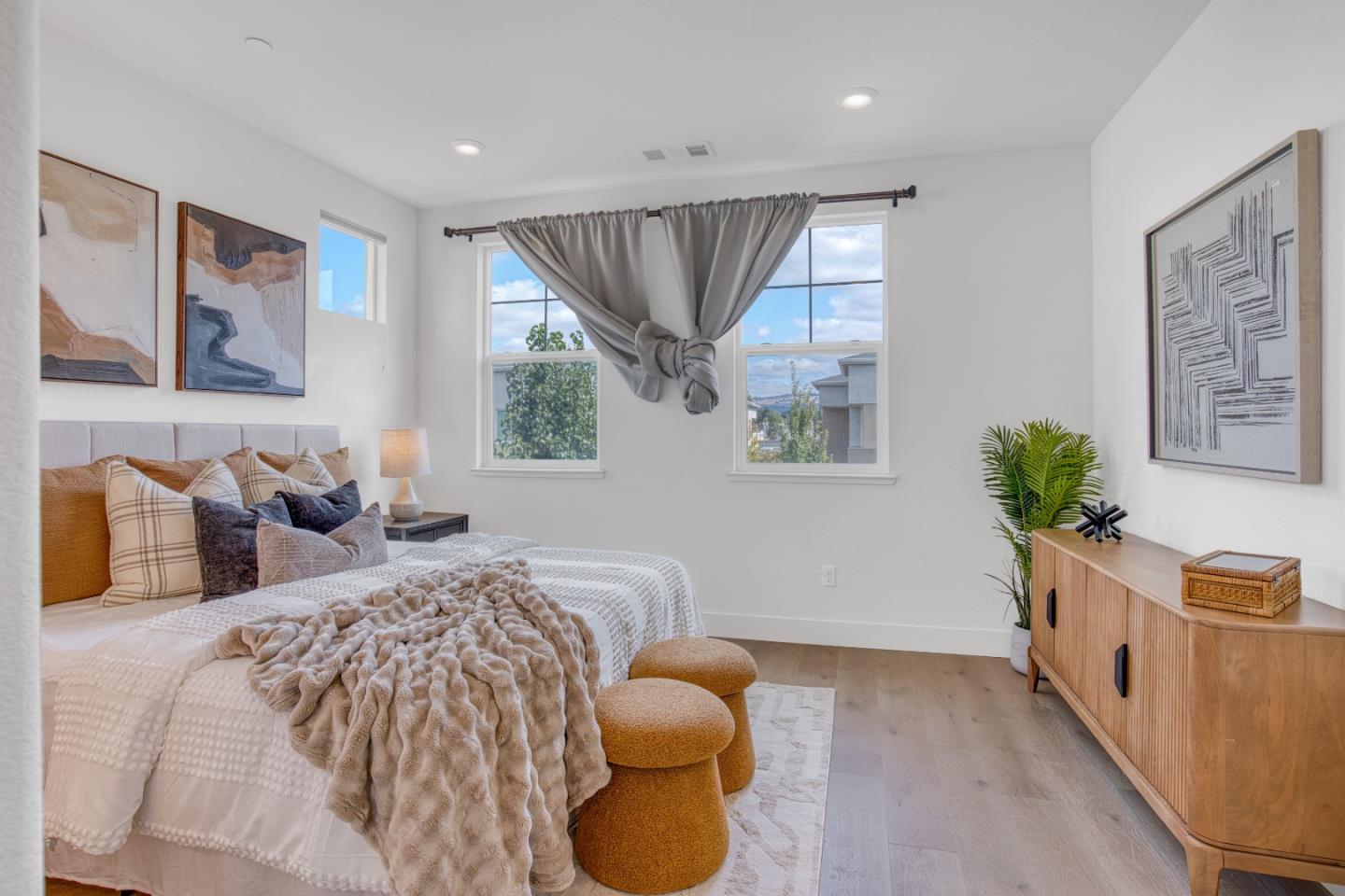 Detail Gallery Image 4 of 52 For 1027 Giacomo Ln #7,  San Jose,  CA 95131 - 4 Beds | 3/1 Baths