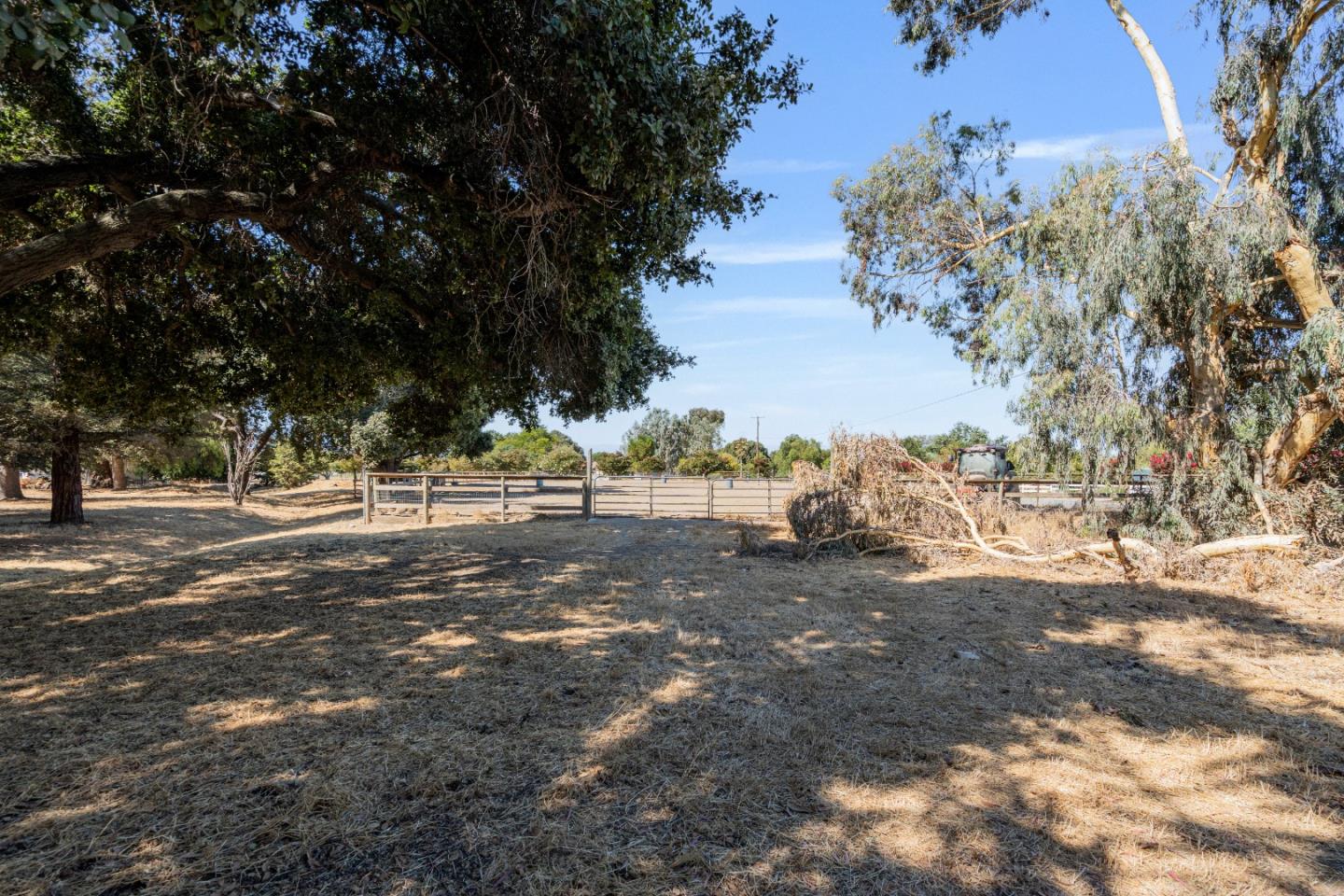 Detail Gallery Image 10 of 101 For 301 Carpenter Dr, Hollister,  CA 95023 - 4 Beds | 4 Baths
