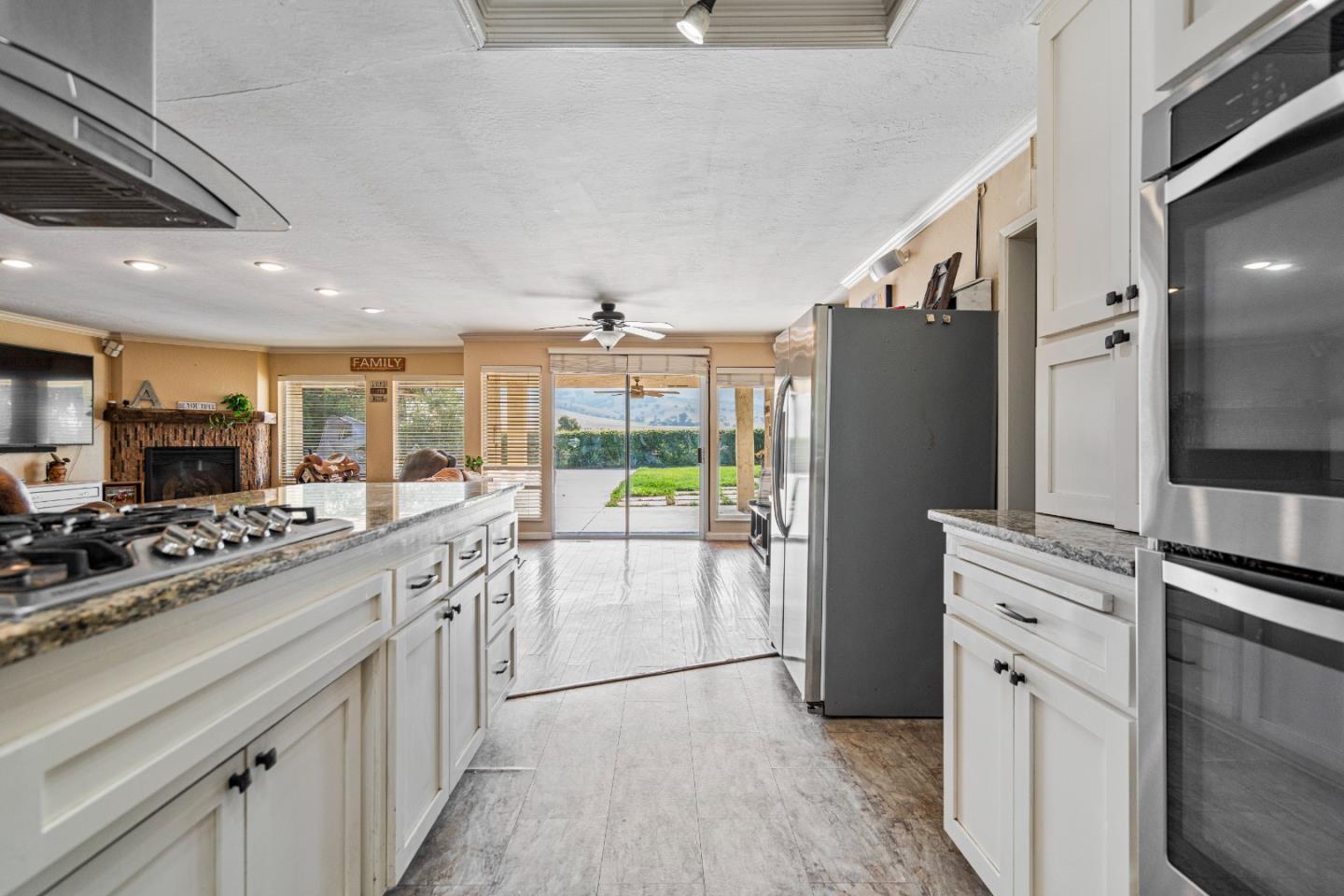 Detail Gallery Image 11 of 101 For 301 Carpenter Dr, Hollister,  CA 95023 - 4 Beds | 4 Baths