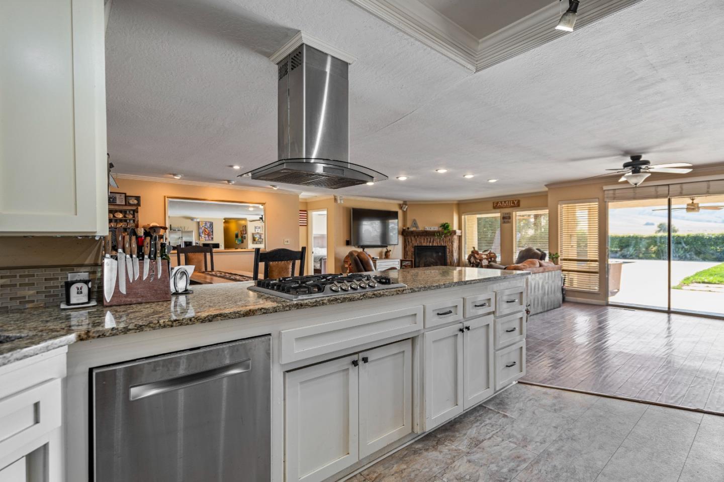 Detail Gallery Image 12 of 101 For 301 Carpenter Dr, Hollister,  CA 95023 - 4 Beds | 4 Baths