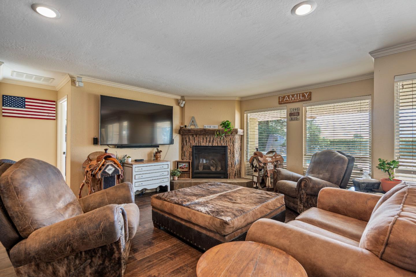 Detail Gallery Image 19 of 101 For 301 Carpenter Dr, Hollister,  CA 95023 - 4 Beds | 4 Baths