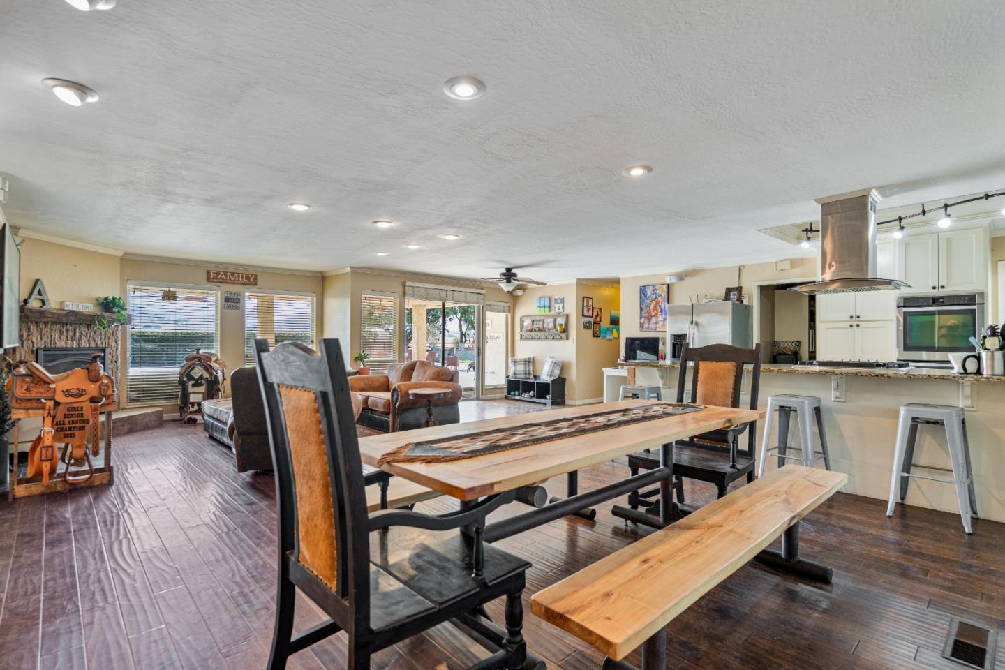Detail Gallery Image 21 of 101 For 301 Carpenter Dr, Hollister,  CA 95023 - 4 Beds | 4 Baths