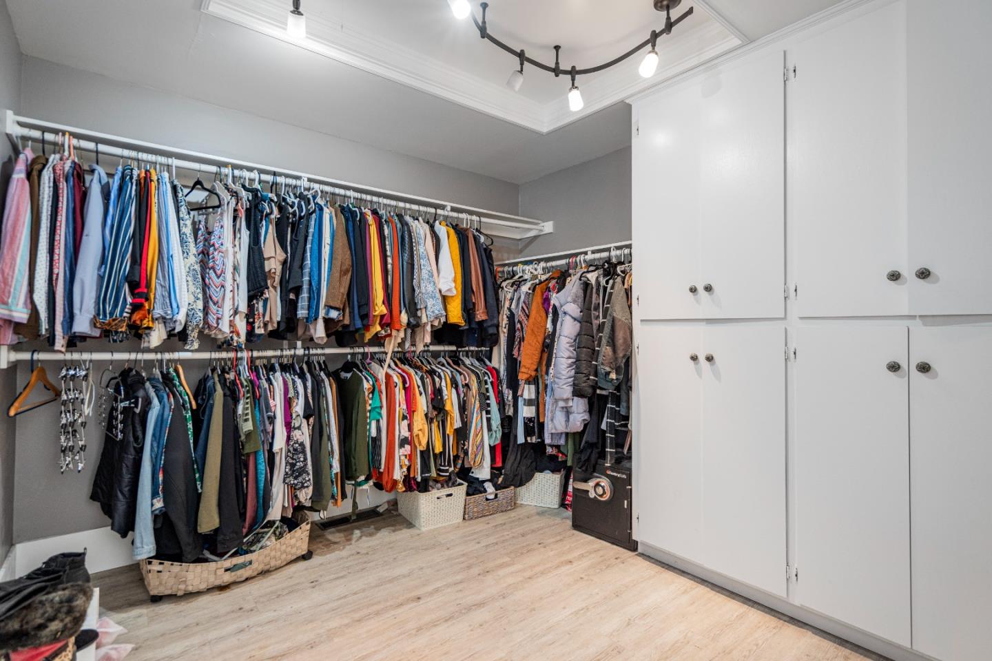Detail Gallery Image 24 of 101 For 301 Carpenter Dr, Hollister,  CA 95023 - 4 Beds | 4 Baths