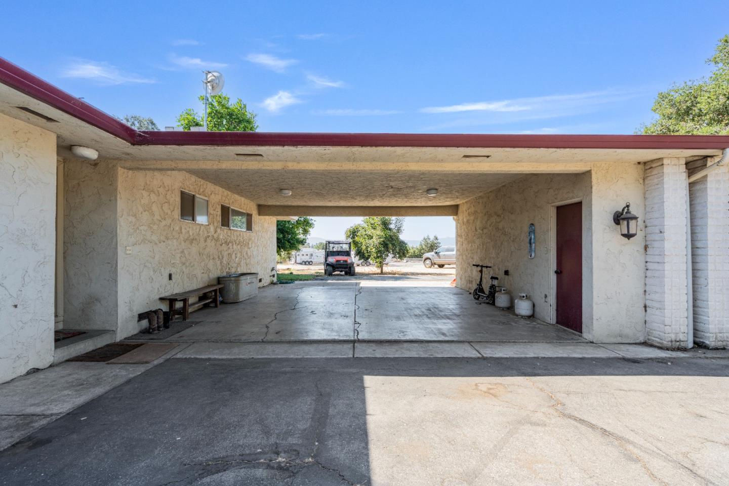Detail Gallery Image 3 of 101 For 301 Carpenter Dr, Hollister,  CA 95023 - 4 Beds | 4 Baths
