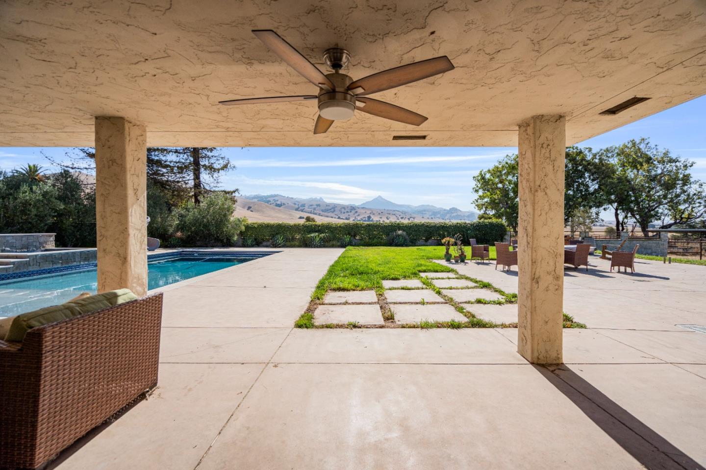 Detail Gallery Image 42 of 101 For 301 Carpenter Dr, Hollister,  CA 95023 - 4 Beds | 4 Baths