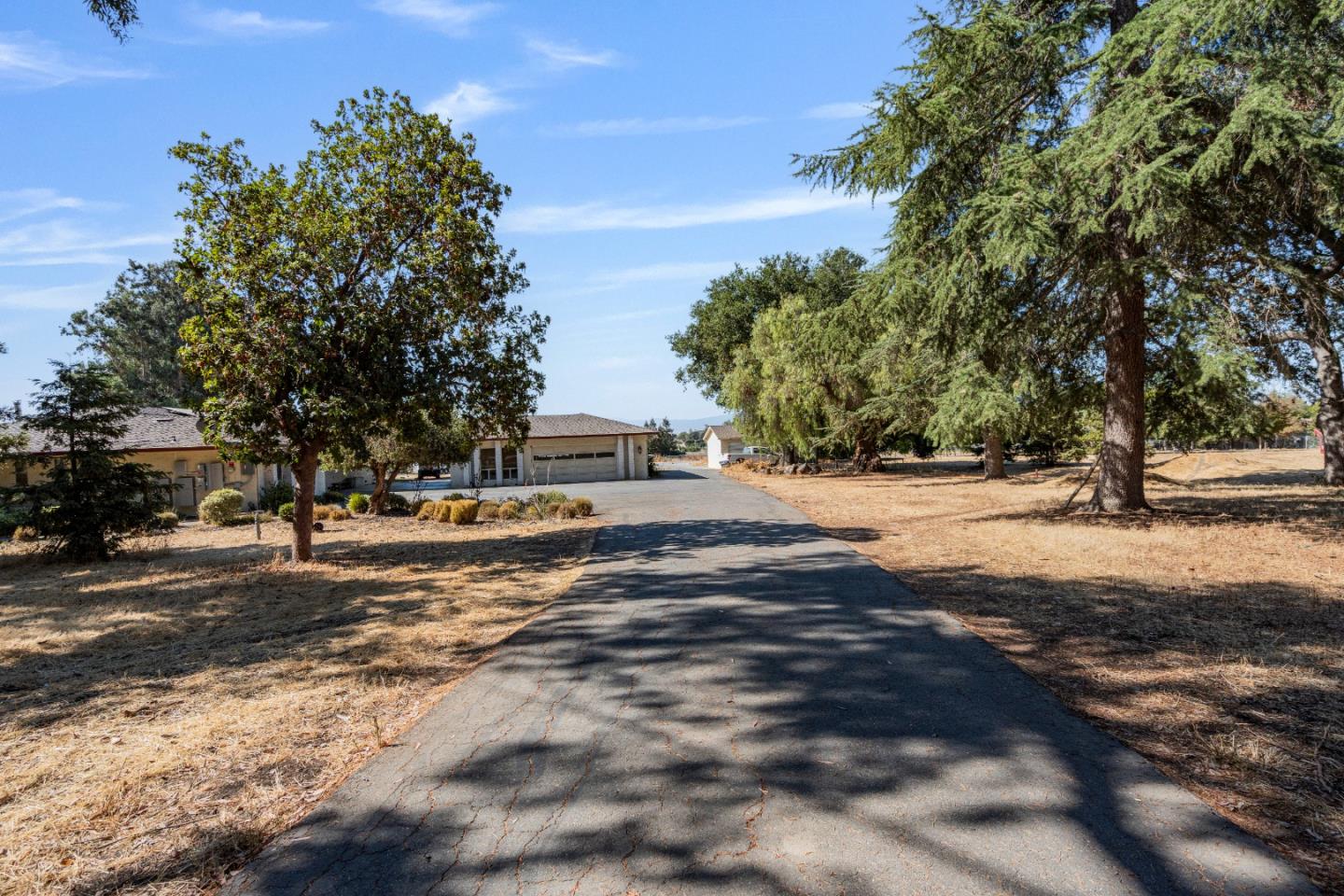 Detail Gallery Image 8 of 101 For 301 Carpenter Dr, Hollister,  CA 95023 - 4 Beds | 4 Baths