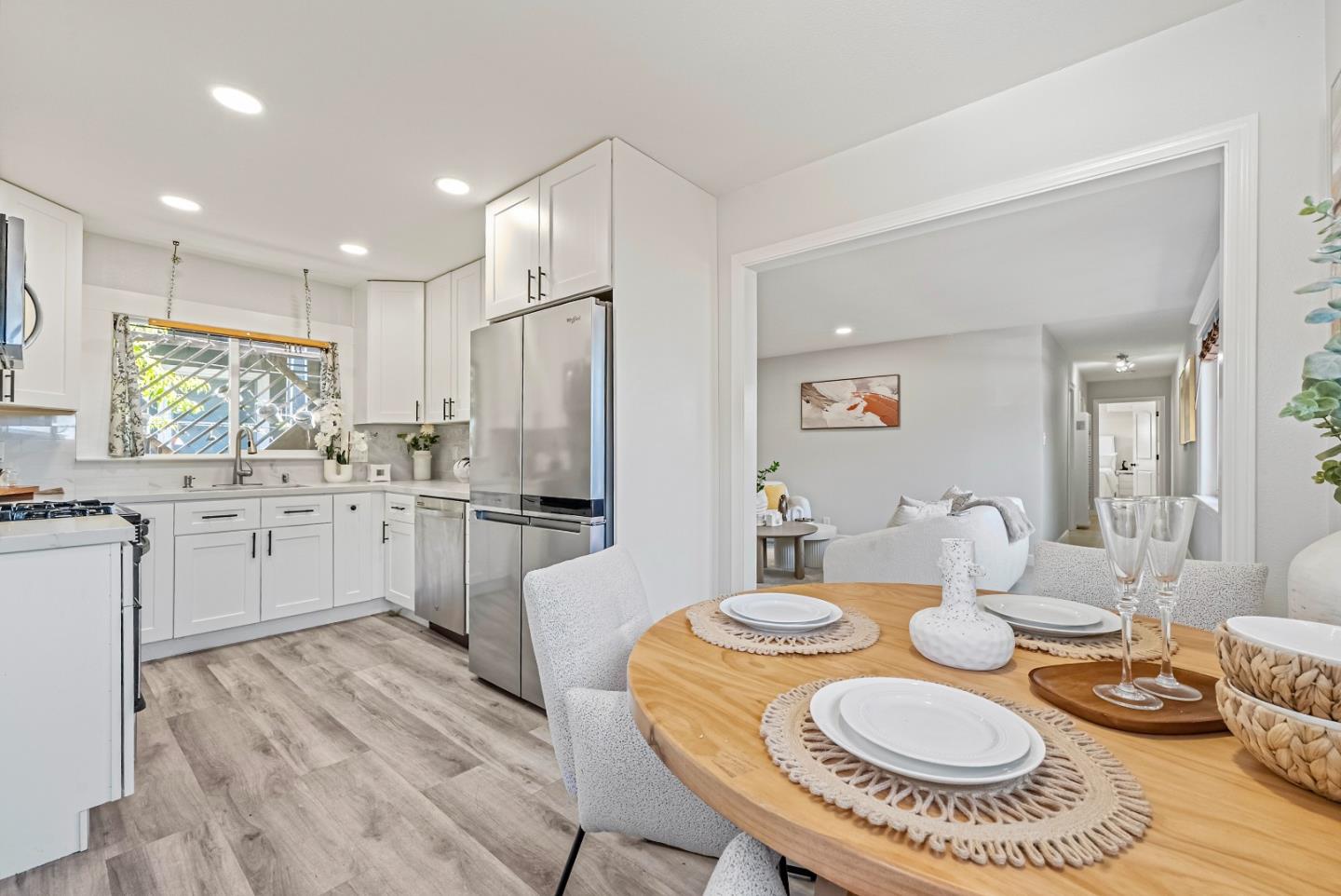 Detail Gallery Image 4 of 14 For 1112 Junipero Ave, Redwood City,  CA 94061 - 2 Beds | 2 Baths