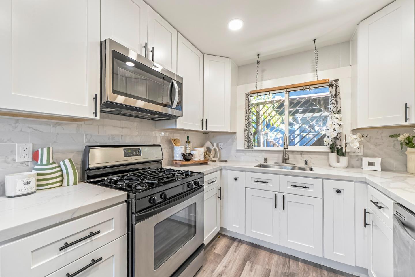 Detail Gallery Image 5 of 14 For 1112 Junipero Ave, Redwood City,  CA 94061 - 2 Beds | 2 Baths