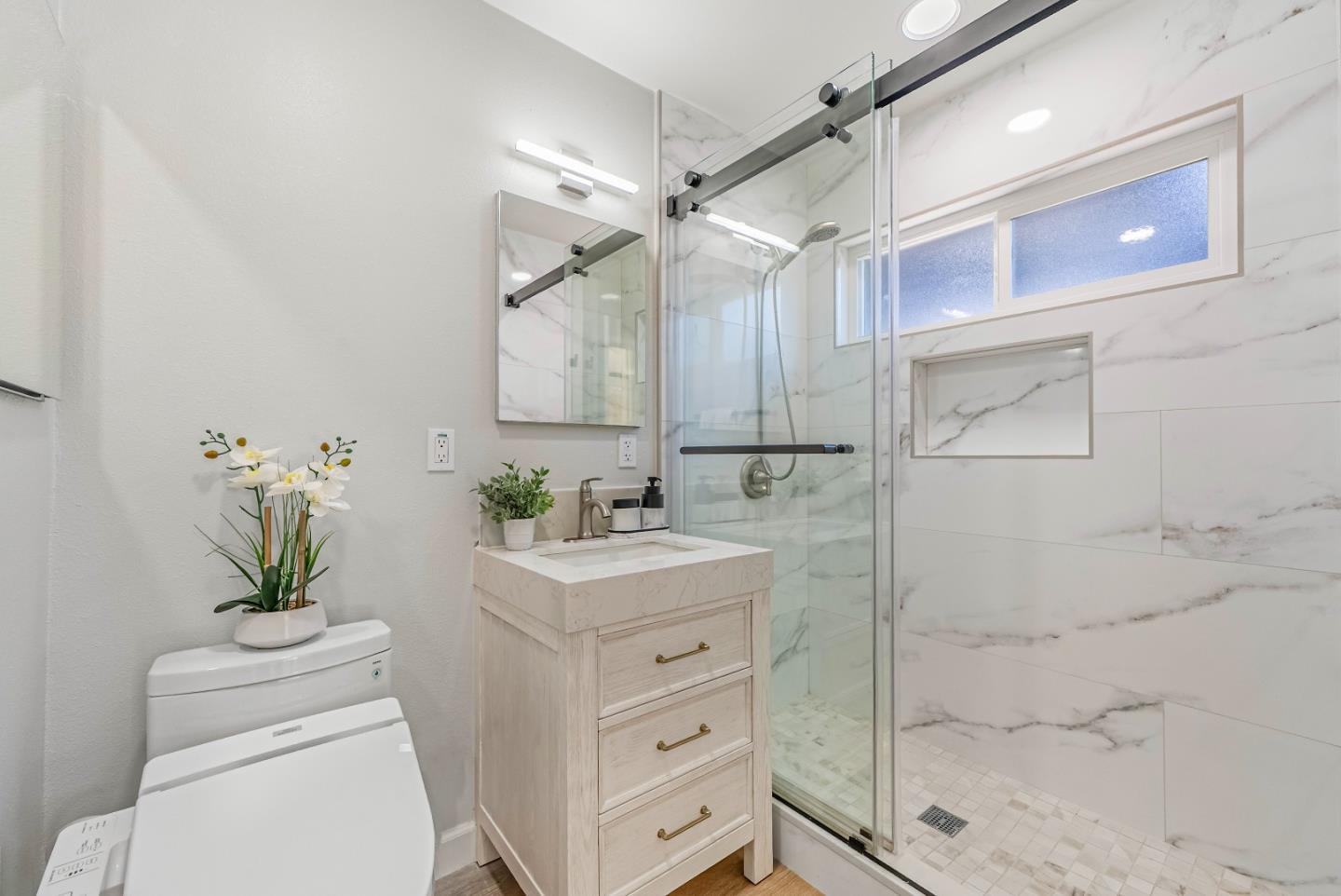 Detail Gallery Image 7 of 14 For 1112 Junipero Ave, Redwood City,  CA 94061 - 2 Beds | 2 Baths