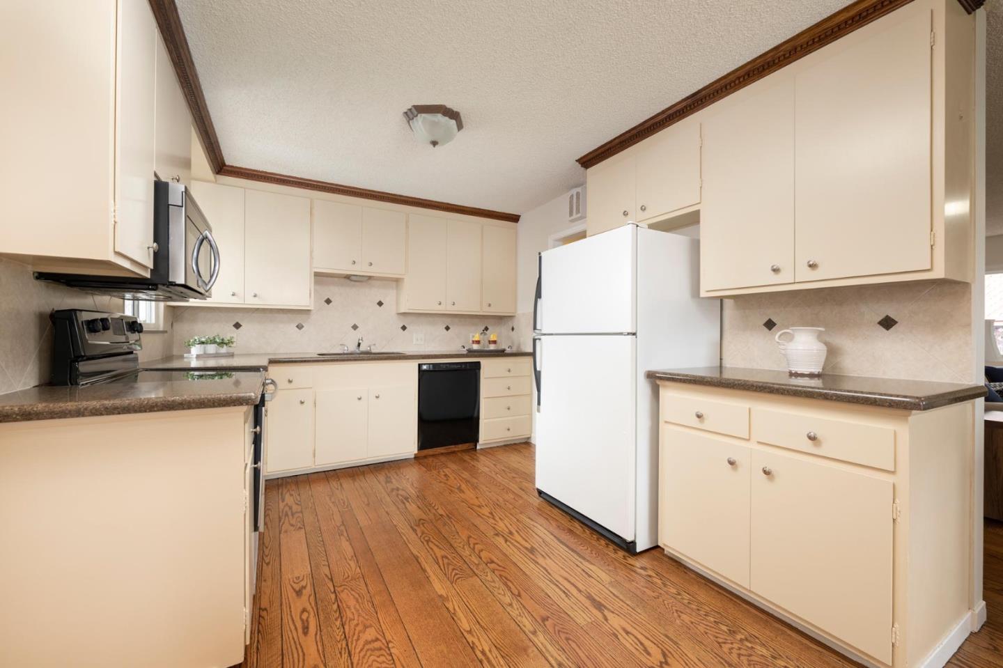 Detail Gallery Image 7 of 15 For 555 Acacia Ave, San Bruno,  CA 94066 - 2 Beds | 2 Baths