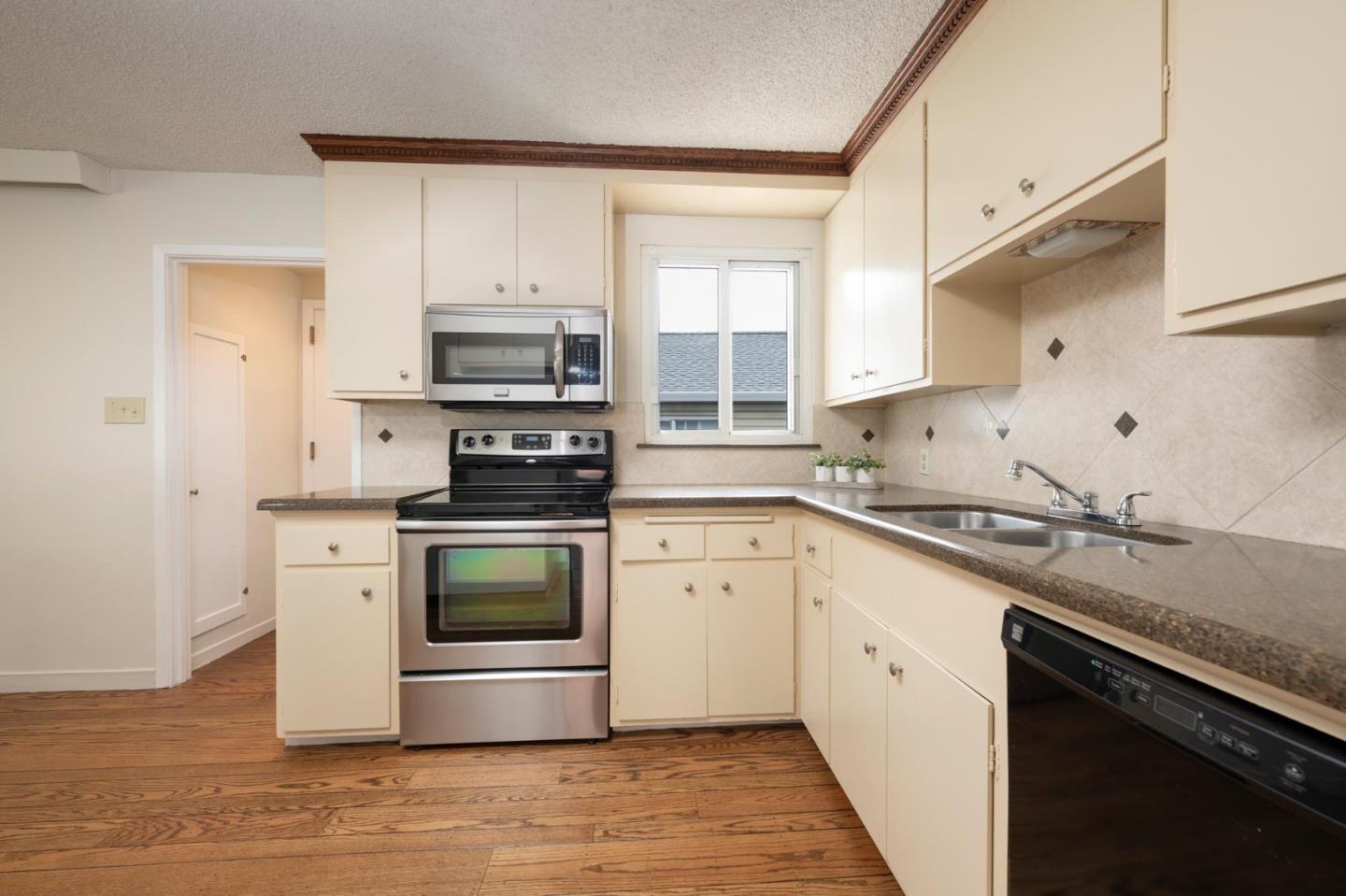 Detail Gallery Image 8 of 15 For 555 Acacia Ave, San Bruno,  CA 94066 - 2 Beds | 2 Baths