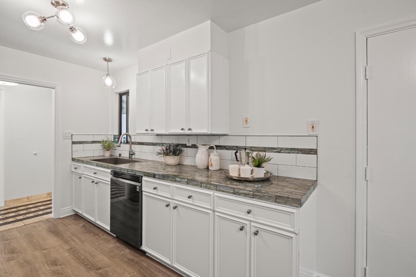Detail Gallery Image 9 of 37 For 920 Stony Hill Rd, Redwood City,  CA 94061 - 3 Beds | 2 Baths