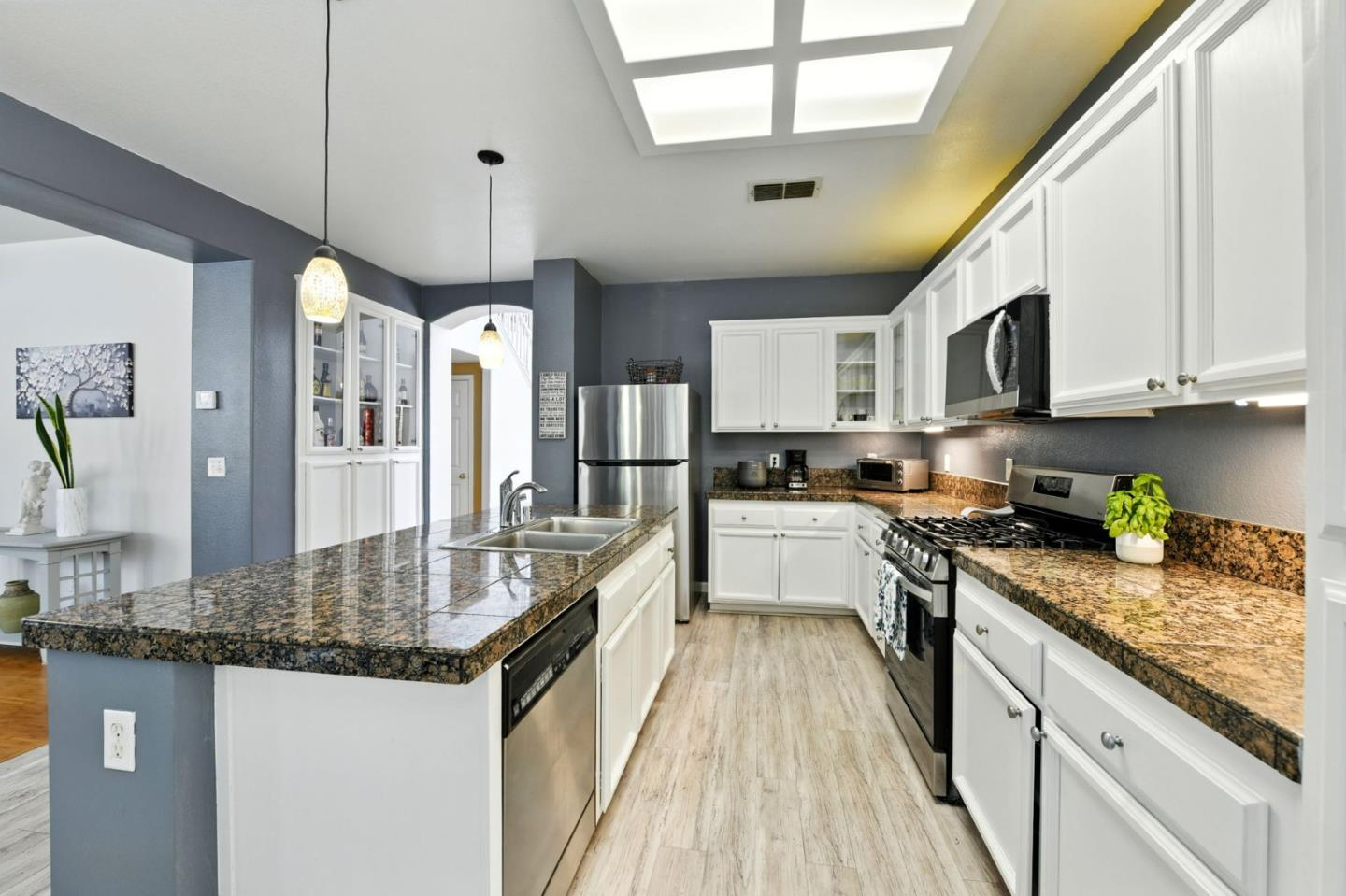 Detail Gallery Image 16 of 36 For 4111 Windsong St, Sacramento,  CA 95834 - 5 Beds | 3 Baths