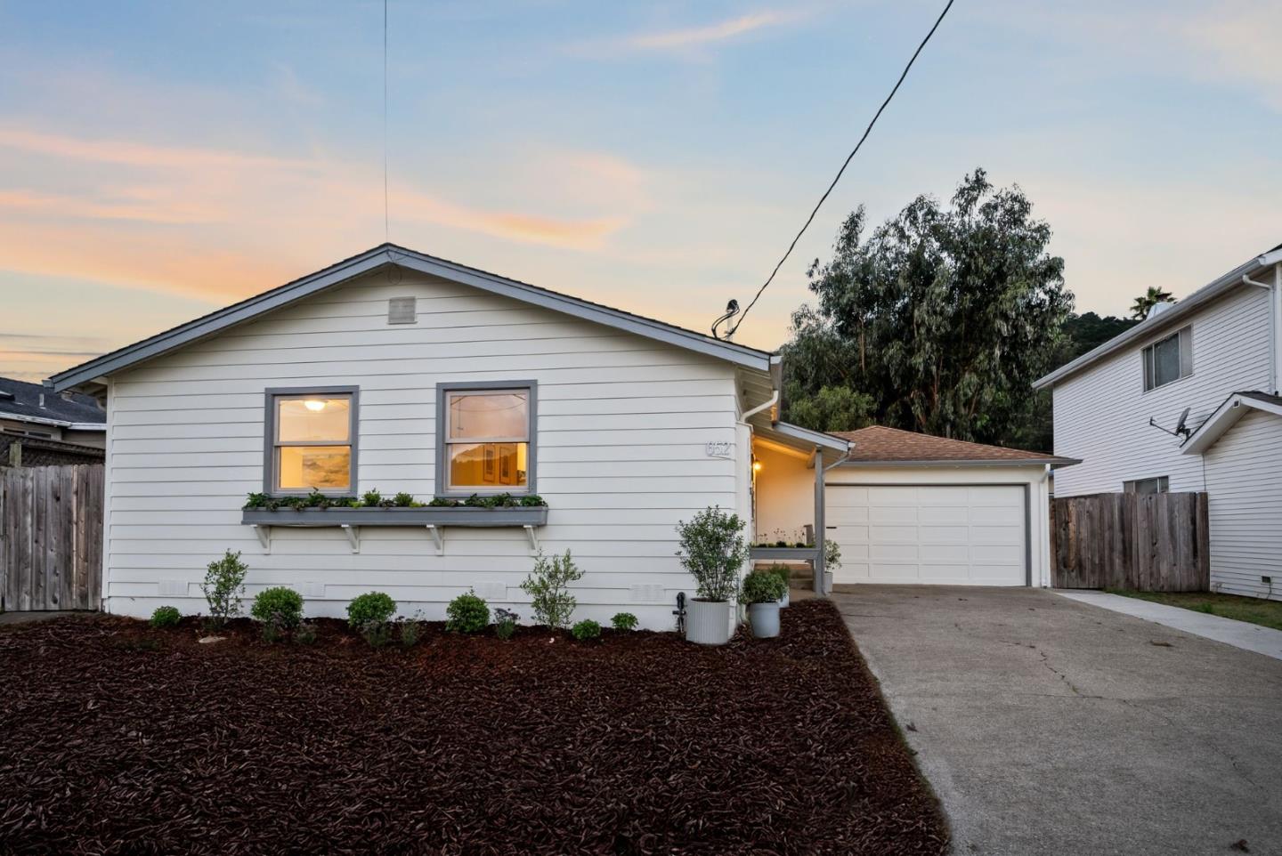 Detail Gallery Image 2 of 60 For 652 Montezuma Dr, Pacifica,  CA 94044 - 3 Beds | 1 Baths