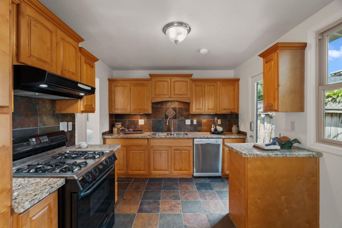 Detail Gallery Image 22 of 60 For 652 Montezuma Dr, Pacifica,  CA 94044 - 3 Beds | 1 Baths