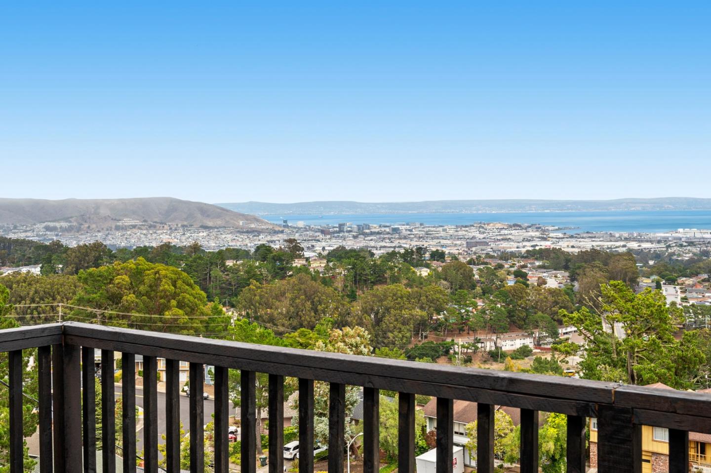 Detail Gallery Image 10 of 38 For 260 Lake Dr, San Bruno,  CA 94066 - 3 Beds | 3 Baths